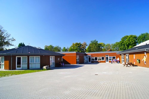 Hundige Lille Skole løber for Red Barnet